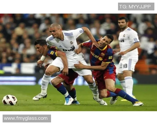 防守足球的艺术与策略解析如何在比赛中构建坚固防线提升球队整体实力